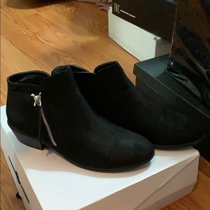 Ankle boots with silver zipper